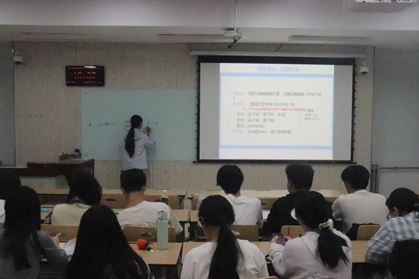 图一 同学们在听第一位朋辈导师指导.JPG