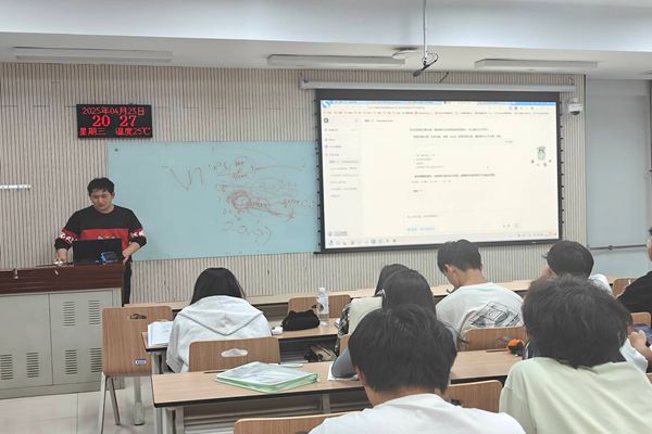 图二 同学们与第二位导师进行思维交流.jpg