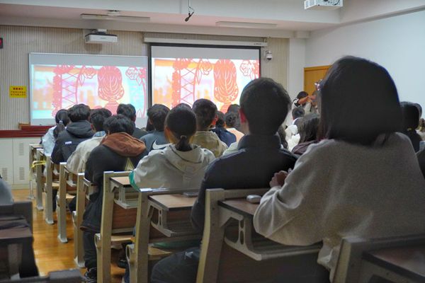 图四 同学们全情投入观看电影.jpg