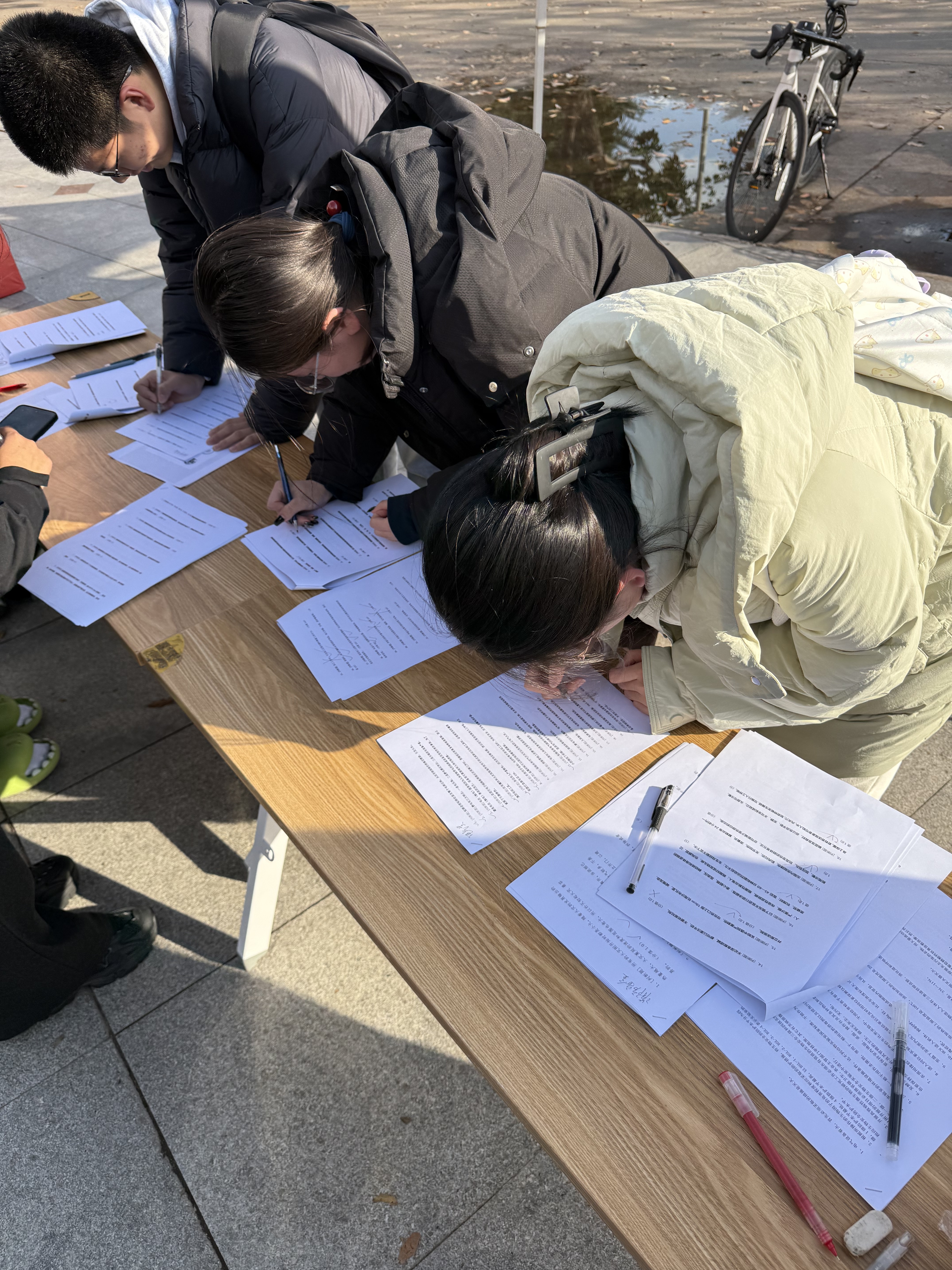 图二 同学们认真作答.png