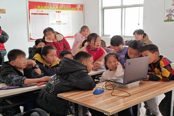 图二 小朋友们认真观看宪法动画片.jpg