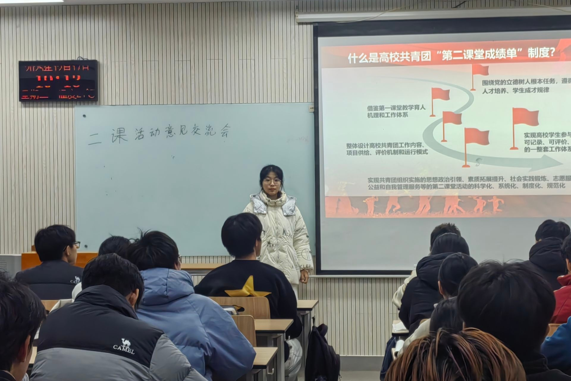 图二 探花系列
志愿者认真倾听同学建议.jpg